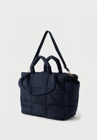 Granatowa pikowana torba na ramię z dwoma uchwytami i odpinanym paskiem. Miękki materiał tekstylny, prostokątny kształt oraz ozdoby w złotym kolorze.