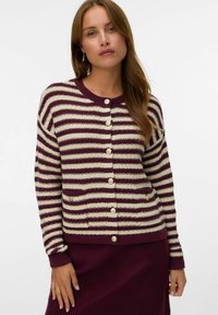 Cardigan lavorato a maglia in un profondo bordeaux con strisce crema, caratterizzato da un colletto rotondo, chiusura frontale con bottoni, due tasche anteriori e polsini a coste.