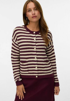Cardigan en tricot bordeaux profond et à rayures crème, avec un col rond, une fermeture à boutons, deux poches à l'avant et des poignets côtelés.