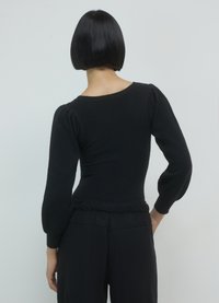 Calliope Maglione - noir