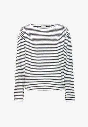 Dugulja s dugim rukavima s brodskim izrezom, izrađena od mekog materijala s tamnoplavim i bijelim horizontalnim prugama. Ravnog kroja i minimalnih detalja.