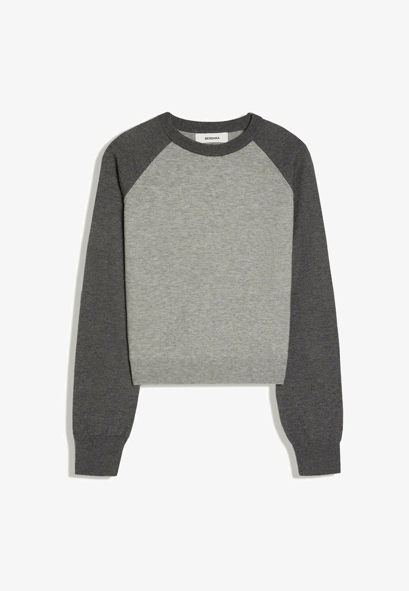 Pull col rond avec corps gris clair et manches longues raglan gris foncé, poignets et ourlet côtelés, posé à plat sur fond blanc.