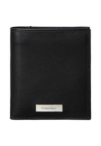 Sort læderpung med en glat tekstur, udstyret med en sølvfarvet Calvin Klein-logo plade foran og kontrastsyningsdetaljer.