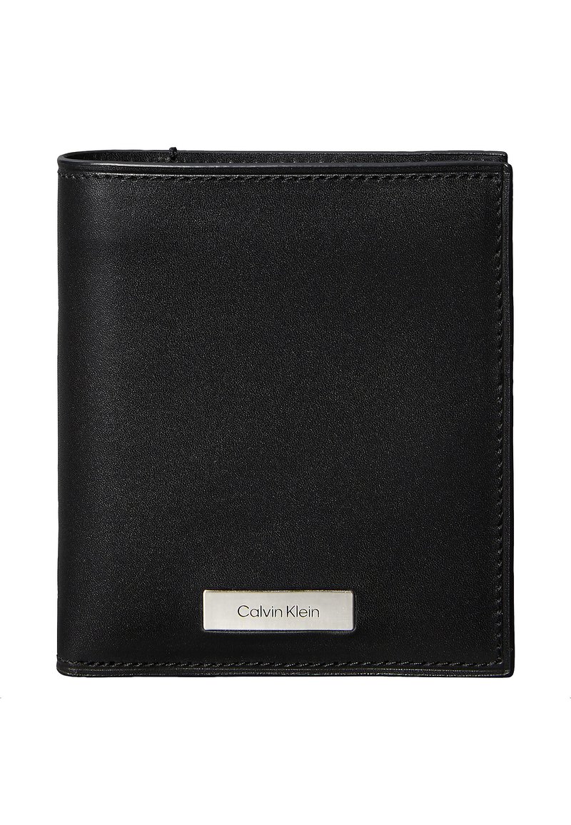 Sort læderpung med en glat tekstur, udstyret med en sølvfarvet Calvin Klein-logo plade foran og kontrastsyningsdetaljer.