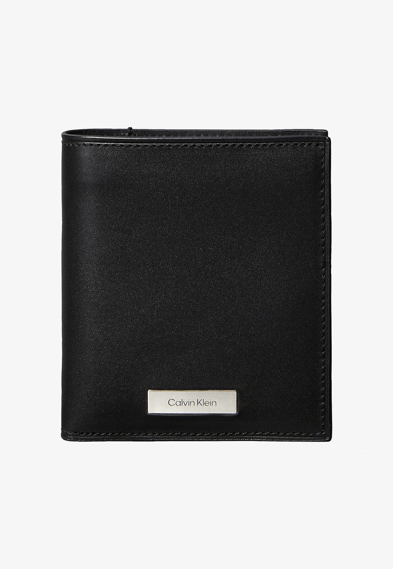 Sort læderpung med en glat tekstur, udstyret med en sølvfarvet Calvin Klein-logo plade foran og kontrastsyningsdetaljer.