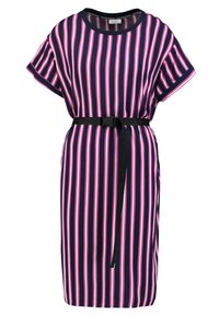 Vestido a rayas con rayas verticales en navy, rosa y blanco, mangas cortas, un corte relajado y un cinturón negro para una mayor definición.