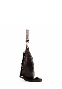 Borsa in pelle marrone scuro con superficie testurizzata, forma angolare, tracolla regolabile e finiture dorate. Vista laterale che mette in mostra la sua profondità e design.