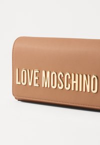 Love Moschino SMART DAILY BAG LAMINATED - Soma ar siksnu pāri ķermenim - cammello