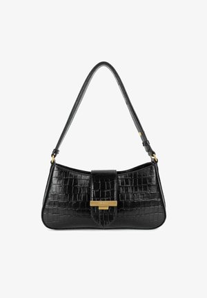 Sac à main noir en cuir embossé de crocodile avec un design courbé, accents en métal doré et fermeture à rabat à l'avant. Sangle ajustable incluse.