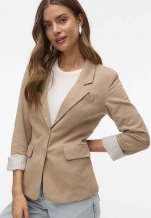 Beige blazer met een getailleerde pasvorm, enkele knoopsluiting en twee voorkwasten. Voorzien van gestreepte manchetten en zachte, textuurstof.