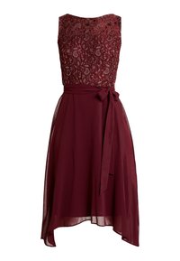 Ärmlös bordeauxfärgad klänning med spetsöverdel, genomskinlig flytande kjol och knytbart midjeband, med asymmetrisk nederkant.