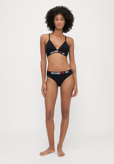 Ensemble de bikini noir comprenant un haut triangulaire et un bas taille haute, tous deux ornés du texte "MOSCHINO ❤️ YOU" en blanc et rouge.