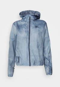 Lyseblå, letvægtsjakke med hætte, prydet med et tie-dye mønster, diskret branding på brystet og en lynlåslomme på siden.