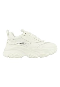 Sneaker bianca con un design a rete e accenti solidi, suola in gomma spessa e un marchio ben visibile sul lato. Texture sportiva.