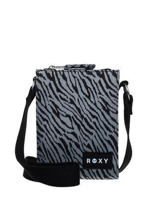 Kleine crossbodytas met zwarte en grijze zebra-strepen, zwarte verstelbare riem en "ROXY" logo patch aan de voorkant.