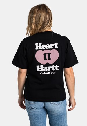 Czarny bawełniany t-shirt z dużą różową grafiką serca oraz białym napisem "Heart II Hartt" na dole, z brandingiem Carhartt WIP.