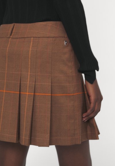 Brun rutete skjorte med folder, oransje linjer og detalj med logo på siden. Laget av et strukturert stoff, med en glatt midje.