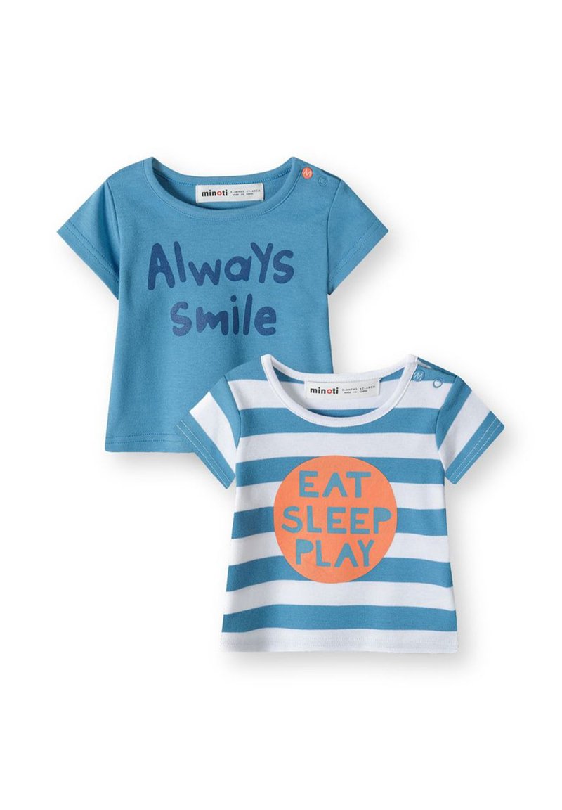 Dvě dětská trička: jedno jednobarevné modré s nápisem "Always Smile" a jedno bílé s modrými pruhy a oranžovým kruhem s nápisem "EAT SLEEP PLAY".