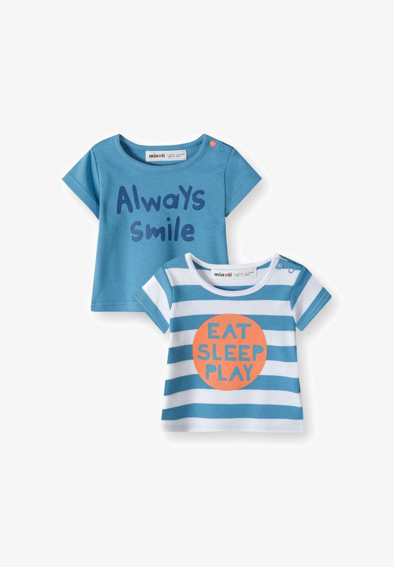 Dvě dětská trička: jedno jednobarevné modré s nápisem "Always Smile" a jedno bílé s modrými pruhy a oranžovým kruhem s nápisem "EAT SLEEP PLAY".