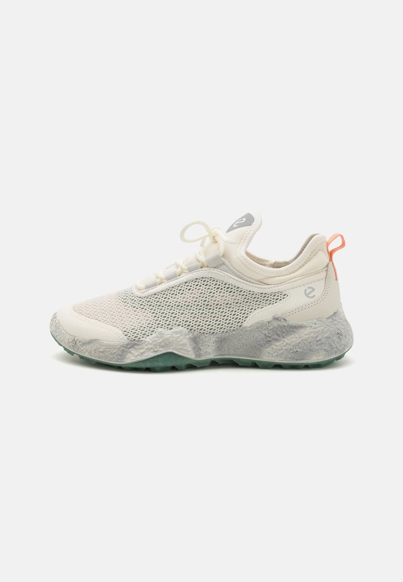 Chaussure de sport légère en mesh blanc cassé avec une semelle texturée grise et des accents verts ; présente un bout arrondi et un design minimaliste à lacets.