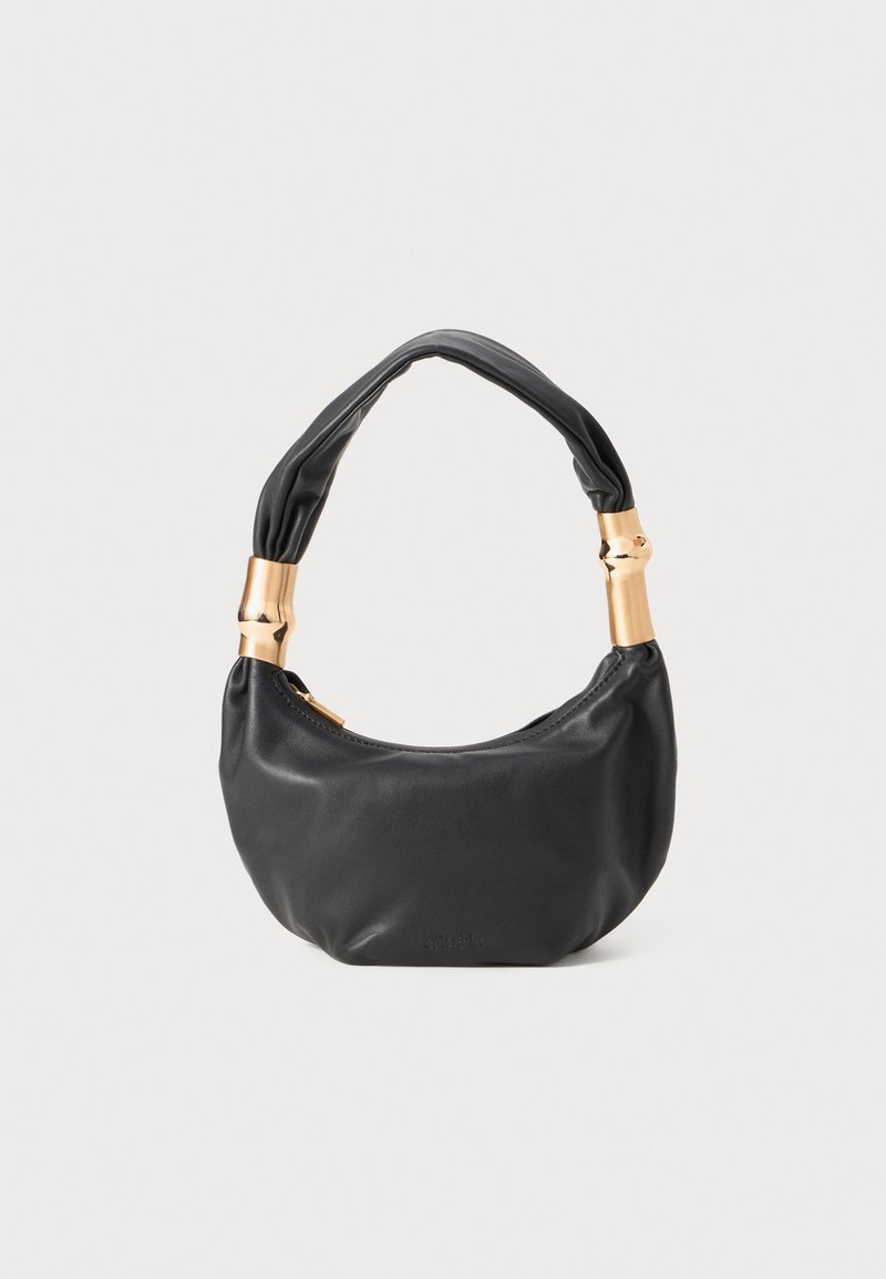 Schwarze Lederhandtasche mit runder Form, weicher Textur und einem geknoteten Griff mit goldfarbenen Hardware-Akzenten. Reißverschlussverschluss.