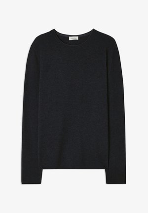 Tmavomodrý sveter s dlhým rukávom vyrobený z mäkkej látky. Má okrúhly výstrih a voľný strih, s hladkou, rovnomernou textúrou a bez vzorov.