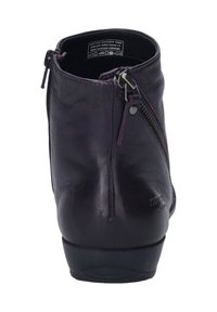 Skórzana botka do kostki w ciemnym fioletowym kolorze z zapięciem na zamek po jednej stronie, okrągłym noskiem i niskim obcasem. Gładka faktura i minimalistyczny design.