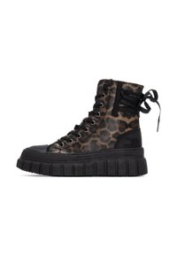 Botas altas de charol con estampado de leopardo, puntera de goma negra, suela gruesa y cordones de cintas negras. Presenta ojales metálicos y acentos texturizados.