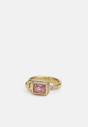 Gouden ring met een rechthoekige roze edelsteen in het midden, omgeven door kleine heldere stenen langs de band op een witte achtergrond.
