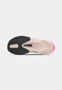 Suola di sneaker rosa chiaro con motivo di trazione in gomma nera, inclusa un'accentuazione rosa nel tallone. Presenta il marchio "FLYPLATE" sulla linguetta.
