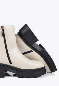 LOLA CASADEMUNT Botines con plataforma - cream
