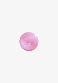Glanzende roze crème in een cirkelvorm, gladde textuur met een glanzende afwerking, die licht reflecteert met subtils wervelingen en zachte randen.