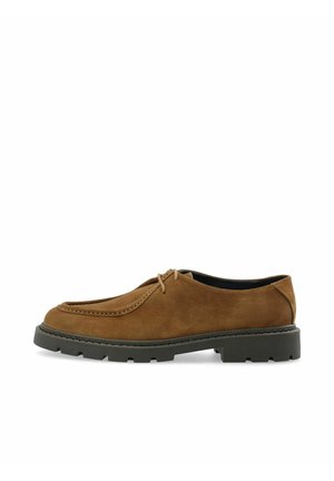 Zapato de hombre marrón de ante con cordones, suela gruesa de goma negra y costuras visibles en la parte superior.