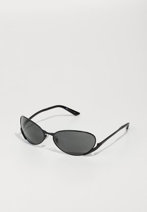 Ochelari de soare negri cu lentile ovale, nuanță gri închis, ramă subțire neagră și accente metalice pe lateral. Design ușor.