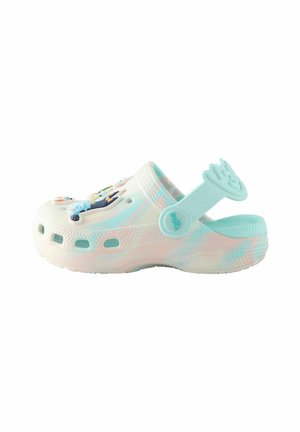 Weißer und pastellblauer Crocs Clog mit Aussparungen, verstellbarem Fersenriemen und dekorativen Grafiken auf der Oberseite.