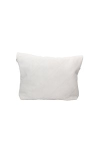 Busta di stoffa bianca trapuntata con forma rettangolare, caratterizzata da una texture morbida e una chiusura con cerniera lungo il bordo superiore.