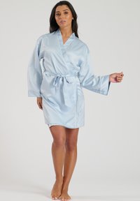 Lichtblauwe satijnen ochtendjas met een wikkeldesign, lange mouwen, een zelf te strikken riem en contrasterende witte afwerking langs de randen.