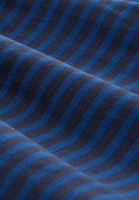 Sötét tengerészkék alapú textil, váltakozó világos és sötétkék vízszintes csíkokkal. Az anyag lágy, enyhén texturált felületűnek tűnik.