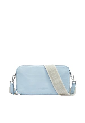 Helles blaues rechteckiges Crossbody-Bag aus glattem Leder mit einem weißen verstellbaren Riemen, der Logo-Text und silberne Hardware-Details aufweist.