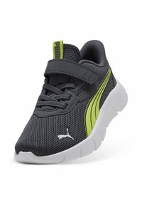 Szary sportowy but z siateczki z białą podeszwą, zielonymi akcentami oraz paskiem na rzep dla pewnego dopasowania. Z logo po boku.