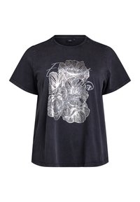 Camiseta negra de manga corta hecha de una tela suave, con un estampado floral plateado en el centro y un cuello redondo.