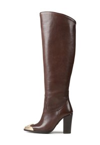 Botas de cuero marrón hasta la rodilla con una puntera dorada brillante, tacón ancho y textura suave; presenta un patrón de costura sutil.