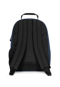 Mochila negra y azul marino con correas acolchadas, un asa superior y un bolsillo lateral de malla para almacenamiento adicional. Textura suave.