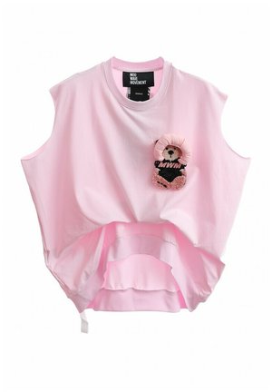 Camiseta sin mangas corta de color rosa, hecha de material de algodón, con un aplique de oso vestido con un atuendo negro. Presenta un dobladillo de capas y un escote redondeado.