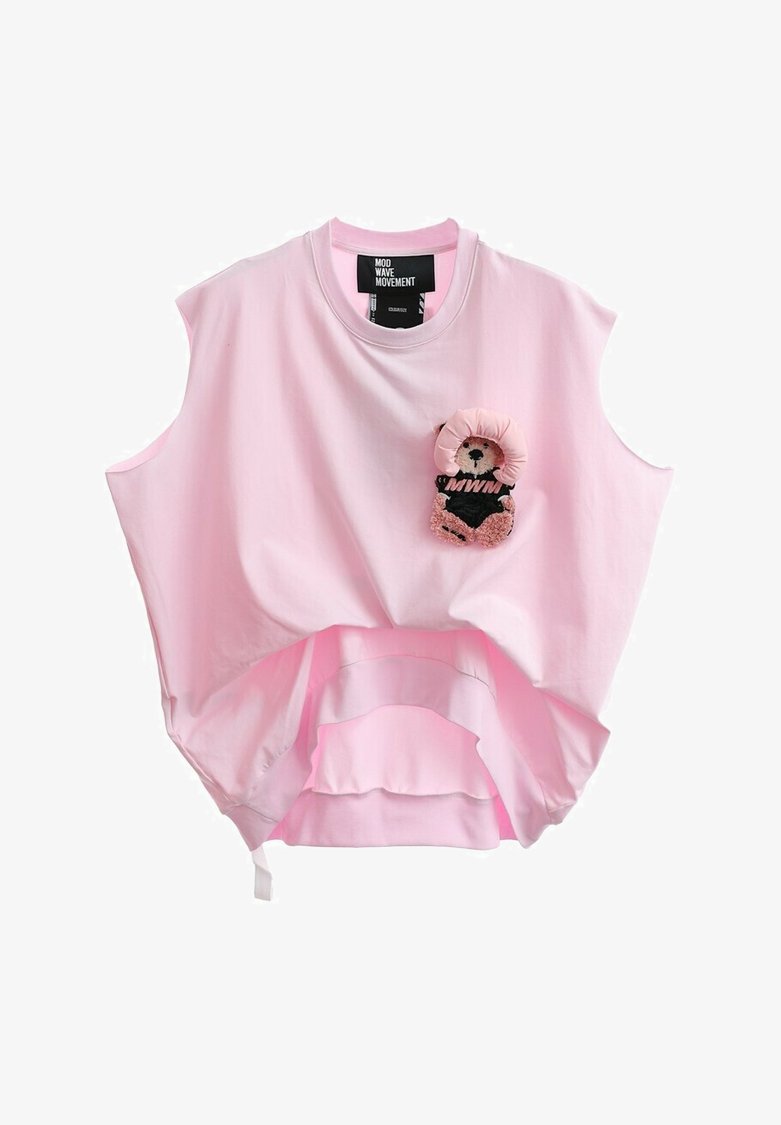 Camiseta sin mangas corta de color rosa, hecha de material de algodón, con un aplique de oso vestido con un atuendo negro. Presenta un dobladillo de capas y un escote redondeado.
