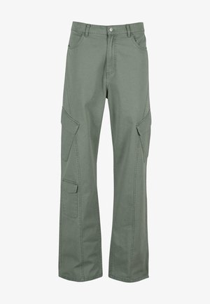 Zöld vászon cargo nadrág, több oldalsó zsebbel, laza szabással, egyenes lábakkal és látható varrással rendelkező gombos záródással.