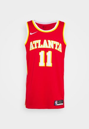 Červený basketbalový dres se žlutými doplňky, nesoucí nápis „ATLANTA“ tučnými písmeny a číslo „11“. Vyroben z prodyšné látky. Viditelné logo Nike.