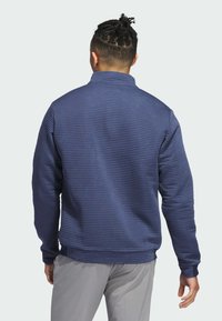 Marineblauer, strukturierter Pullover mit hohem Kragen und Rippenmuster, mit langen Ärmeln und geradem Saum.