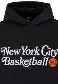 Fekete kapucnis pulóver kenguruzsebbel. Fehér hímzett szöveg található rajta: "New York City Basketball" és egy narancssárga kosárlabda grafika.