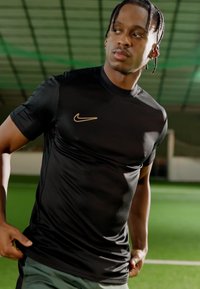 Nike Performance ACADEMY 23 - Pantalón corto de deporte - vintage green/black/white